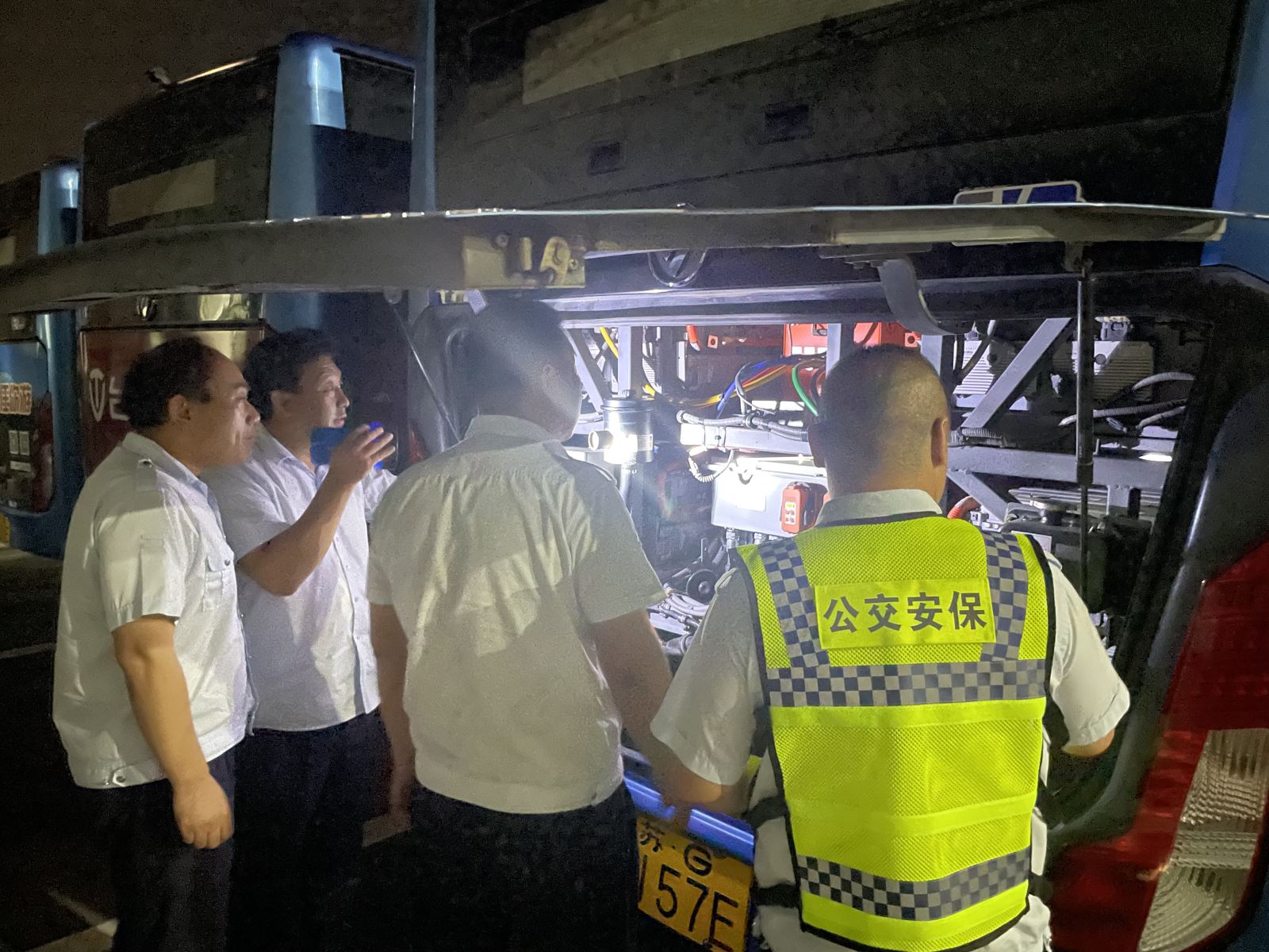 公交集團(tuán)公交事業(yè)一部開展中秋國慶雙節(jié)前夜間安全大檢查